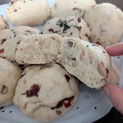 Raspberry and peanut steamed bun, one of the best combo I have ever made!! The crunchies of peanut and sweetness of raspberries are sooooo yum
